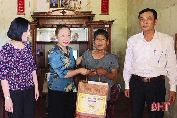 Chủ nhiệm Ủy ban Kiểm tra Tỉnh ủy thăm hỏi gia đình chính sách ở Đức Thọ