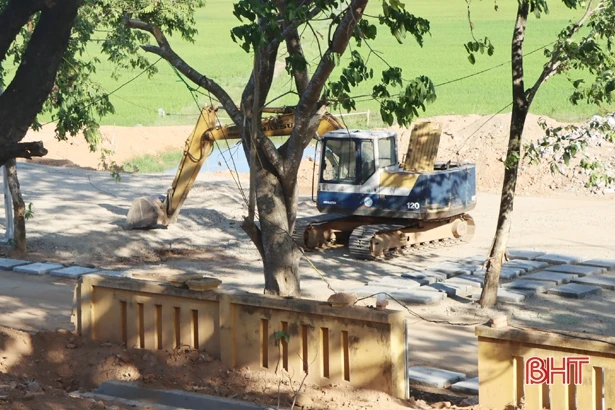 Thợ xây quên nắng nóng, chạy đua “thay áo mới” cho nghĩa trang liệt sỹ ở Hà Tĩnh