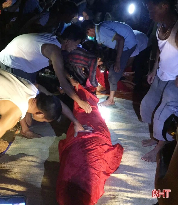 Xác cá voi nặng hơn 100 kg dạt vào bờ biển thị xã Kỳ Anh