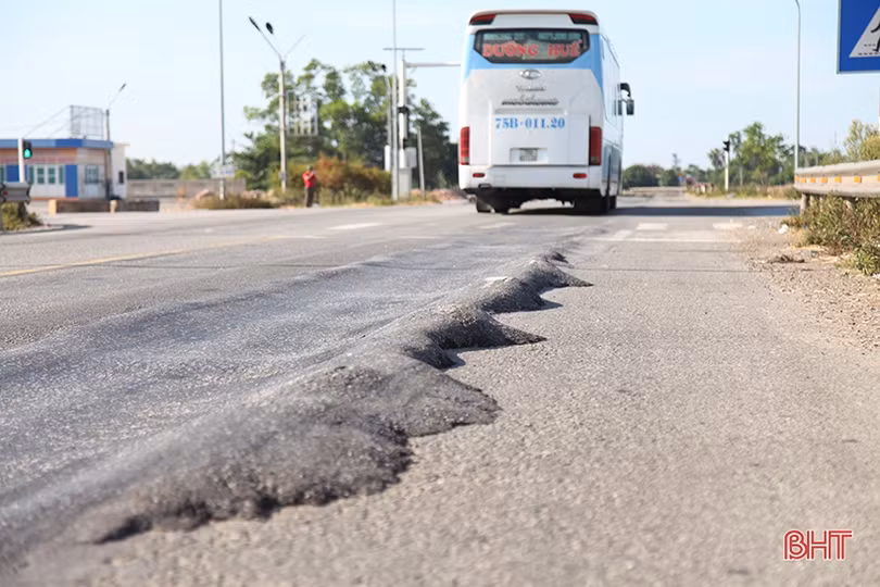 Mặt đường “luống khoai” ở nút giao tuyến tránh thành phố Hà Tĩnh