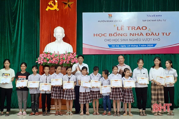 Trao 60 suất học bổng cho học sinh nghèo vượt khó ở Lộc Hà