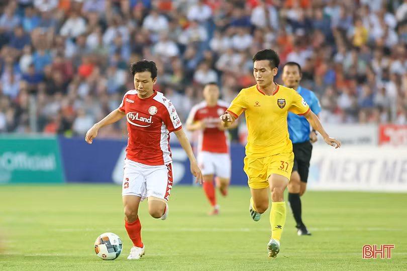 Chuyện chàng tiền vệ Hồng Lĩnh Hà Tĩnh “khóa chân” Công Phượng