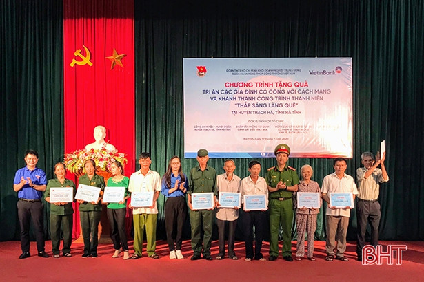 Eximbank trao 26 suất quà cho gia đình chính sách huyện Hương Sơn