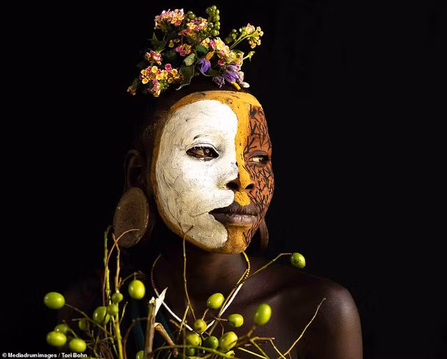 Vẻ đẹp độc đáo trong cách trang điểm, làm tóc của bộ lạc Châu Phi