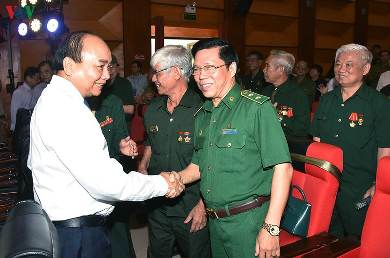 thủ tướng: tnxp đã thể hiện ý chí  Thủ tướng: TNXP đã thể hiện ý chí “dời non, lấp biển” của thế hệ trẻ Việt Nam