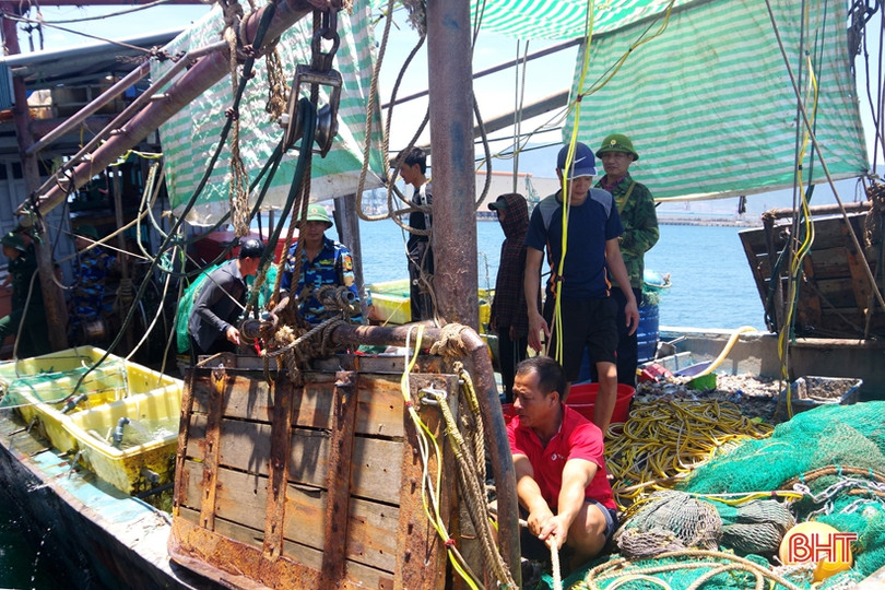 Đuổi bắt tàu giã cào khai thác trái phép trên vùng biển phía Nam Hà Tĩnh