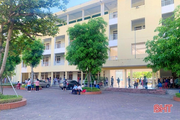 Gần 16.500 thí sinh Hà Tĩnh làm thủ tục chuẩn bị cho kỳ thi vào lớp 10 THPT