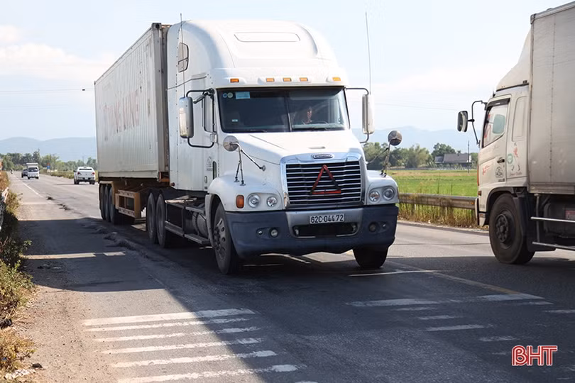 Mặt đường “luống khoai” ở nút giao tuyến tránh thành phố Hà Tĩnh