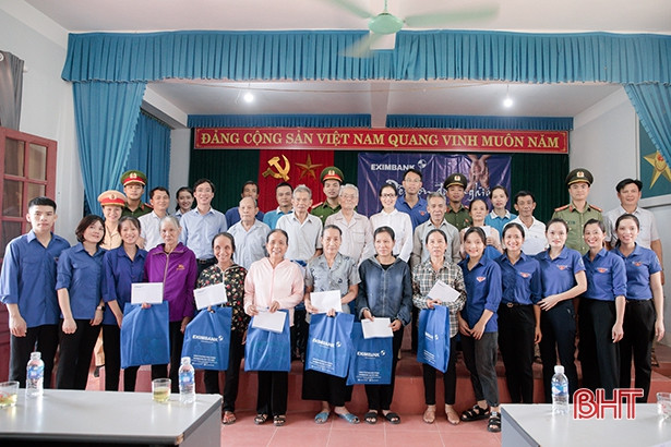 Eximbank trao 26 suất quà cho gia đình chính sách huyện Hương Sơn