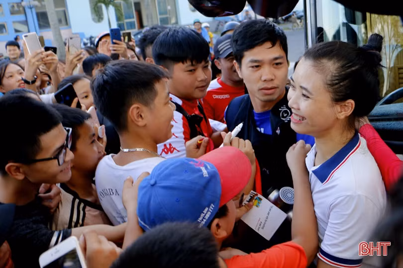 Tiến Dũng, Công Phượng hào hứng trên sân Hà Tĩnh