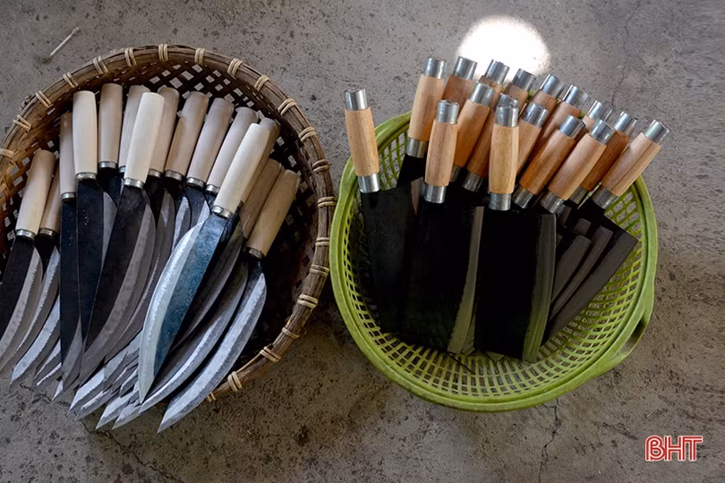 Làng rèn ở Hà Tĩnh “rực lửa” trong những ngày nắng nóng