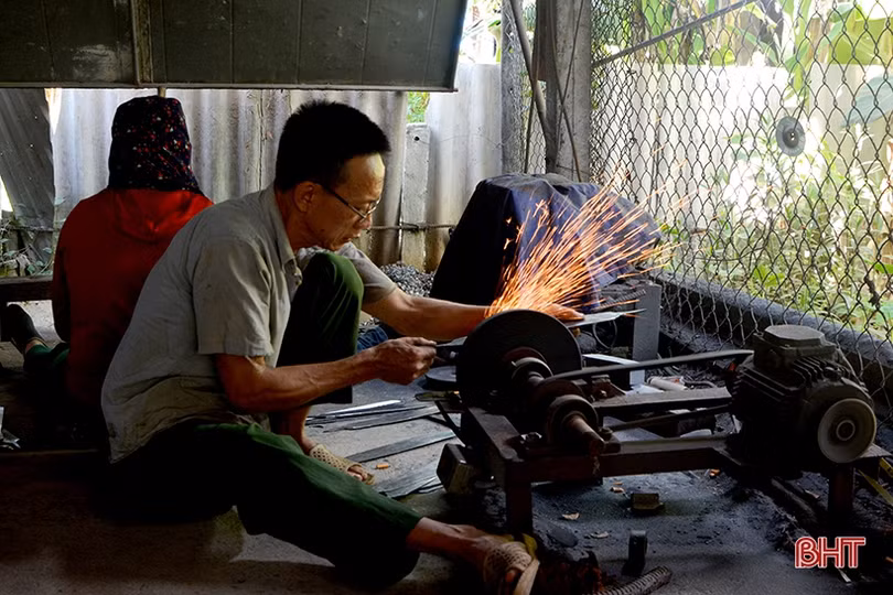 Làng rèn ở Hà Tĩnh “rực lửa” trong những ngày nắng nóng