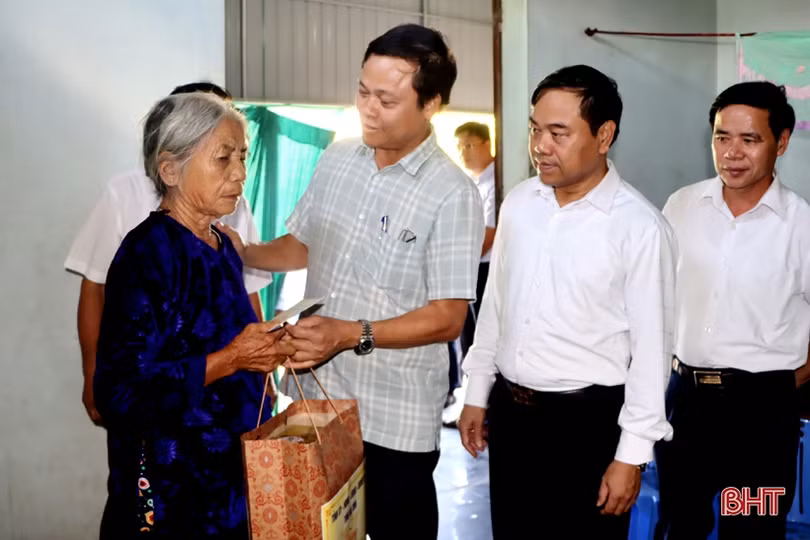 Trưởng ban Dân vận Tỉnh ủy tặng quà gia đình chính sách tại Cẩm Xuyên