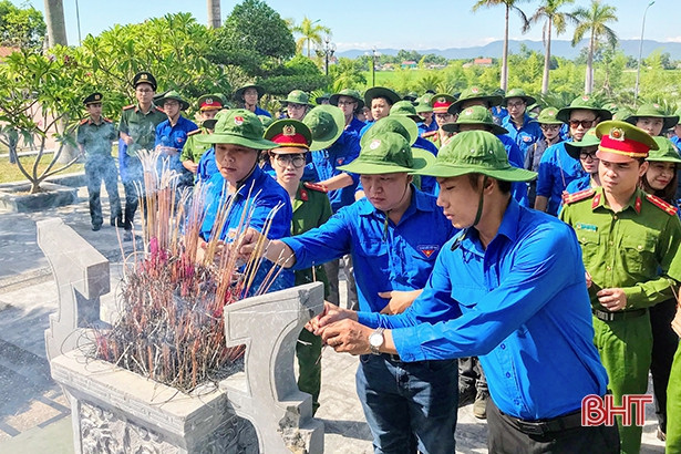 Eximbank trao 26 suất quà cho gia đình chính sách huyện Hương Sơn