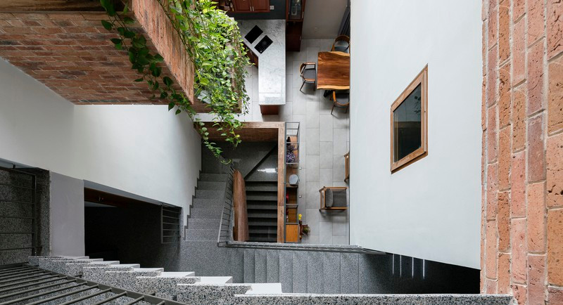 Nhờ có sân thượng trồng cây mà nhà phố xanh y như nhà vườn