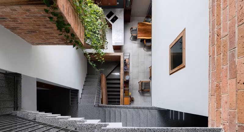 Nhờ có sân thượng trồng cây mà nhà phố xanh y như nhà vườn