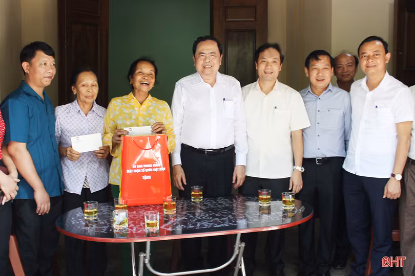 Chủ tịch Ủy ban Trung ương MTTQ Việt Nam tặng quà các gia đình chính sách tại Hà Tĩnh