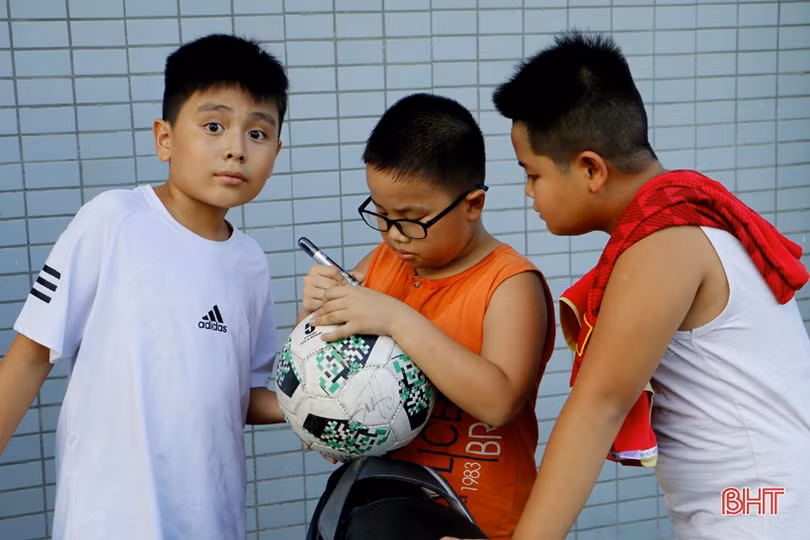 Tiến Dũng, Công Phượng hào hứng trên sân Hà Tĩnh