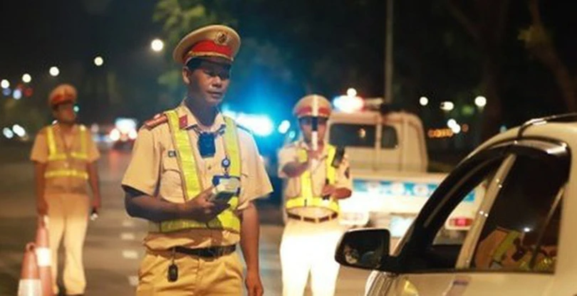 Vì sao cần phải trang bị súng cho CSGT?