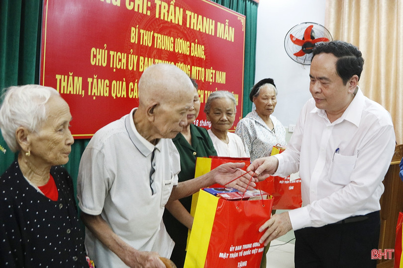 Chủ tịch Ủy ban Trung ương MTTQ Việt Nam tặng quà các gia đình chính sách tại Hà Tĩnh