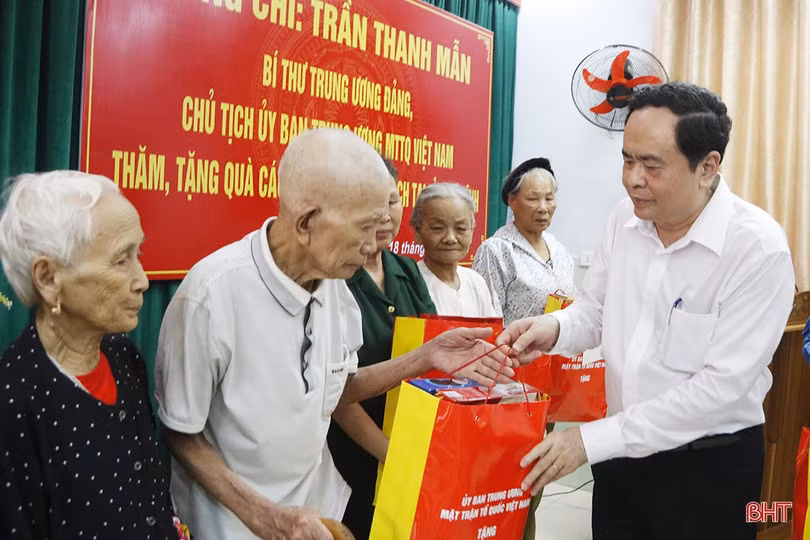 Chủ tịch Ủy ban Trung ương MTTQ Việt Nam tặng quà các gia đình chính sách tại Hà Tĩnh