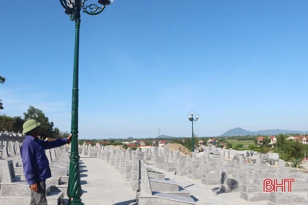 Thợ xây quên nắng nóng, chạy đua “thay áo mới” cho nghĩa trang liệt sỹ ở Hà Tĩnh