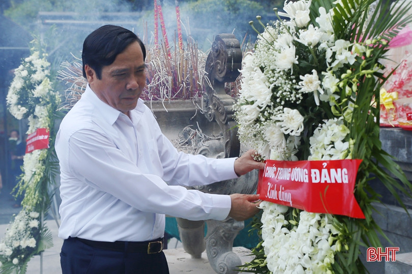 Phó Trưởng Ban Thường trực Ban Tổ chức Trung ương dâng hương tại Ngã ba Đồng Lộc