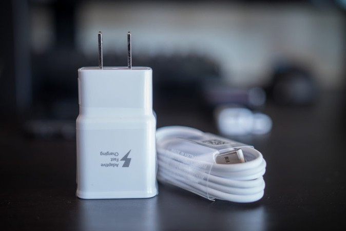 Samsung tiếp bước Apple loại bỏ bộ sạc đi kèm smartphone