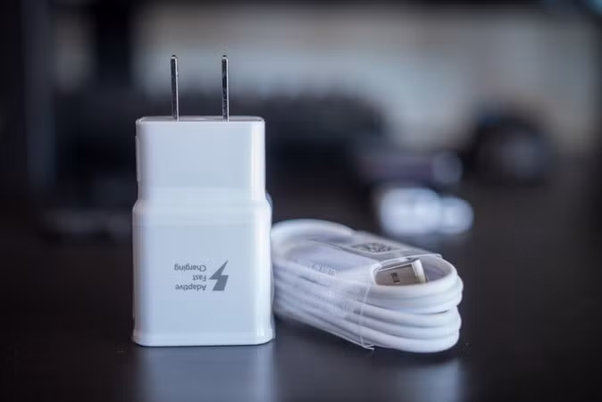 Samsung tiếp bước Apple loại bỏ bộ sạc đi kèm smartphone