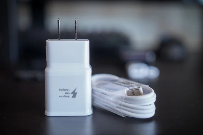 Samsung tiếp bước Apple loại bỏ bộ sạc đi kèm smartphone