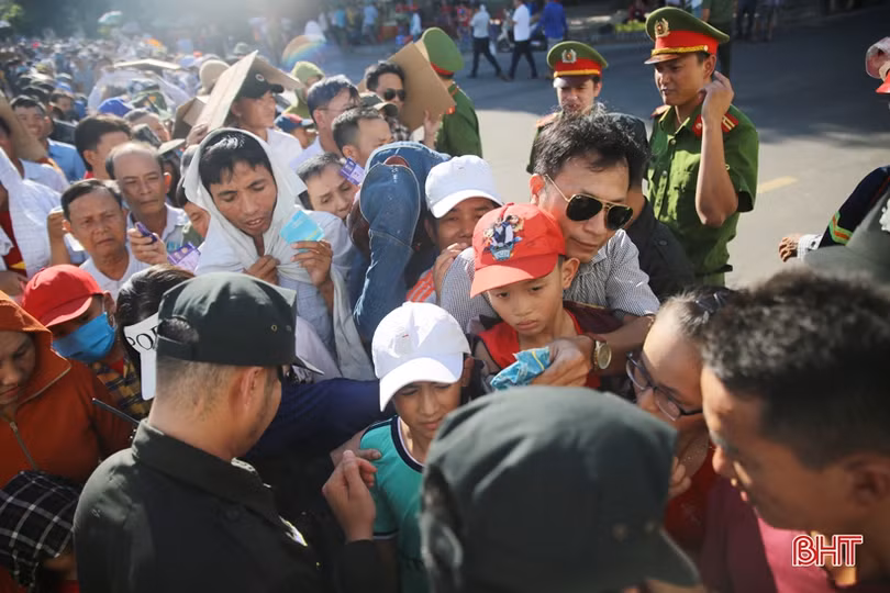 Sân vận động Hà Tĩnh “nóng” trước giờ khai cuộc gặp CLB TP. Hồ Chí Minh