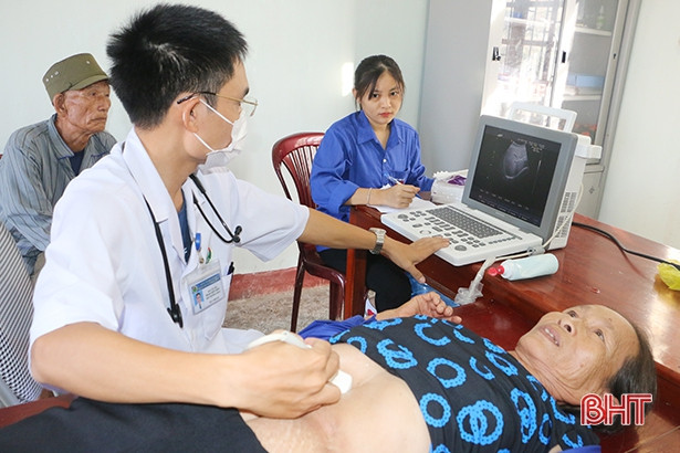 300 gia đình chính sách ở Cẩm Xuyên được khám, cấp phát thuốc miễn phí