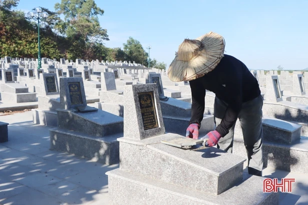 Thợ xây quên nắng nóng, chạy đua “thay áo mới” cho nghĩa trang liệt sỹ ở Hà Tĩnh