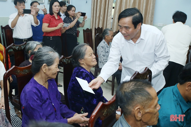 Phó Trưởng Ban Thường trực Ban Tổ chức Trung ương dâng hương tại Ngã ba Đồng Lộc