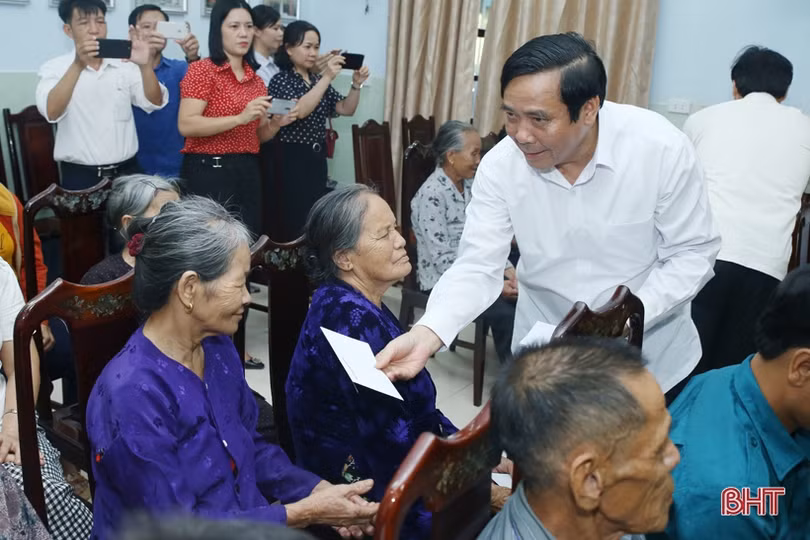 Phó Trưởng Ban Thường trực Ban Tổ chức Trung ương dâng hương tại Ngã ba Đồng Lộc