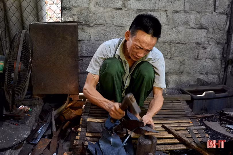 Làng rèn ở Hà Tĩnh “rực lửa” trong những ngày nắng nóng