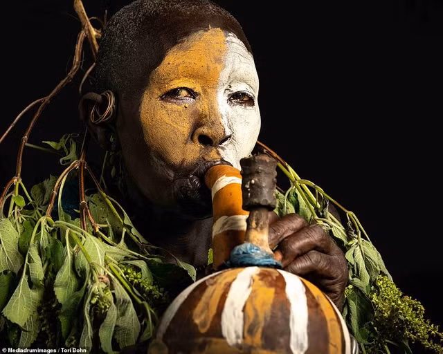 Vẻ đẹp độc đáo trong cách trang điểm, làm tóc của bộ lạc Châu Phi