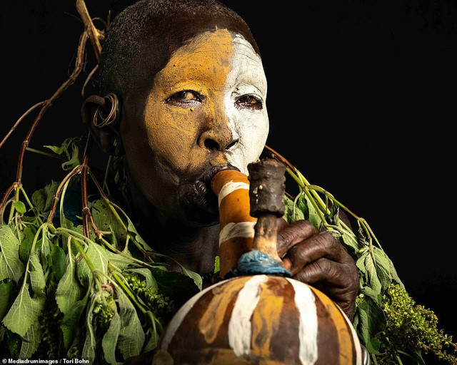 Vẻ đẹp độc đáo trong cách trang điểm, làm tóc của bộ lạc Châu Phi