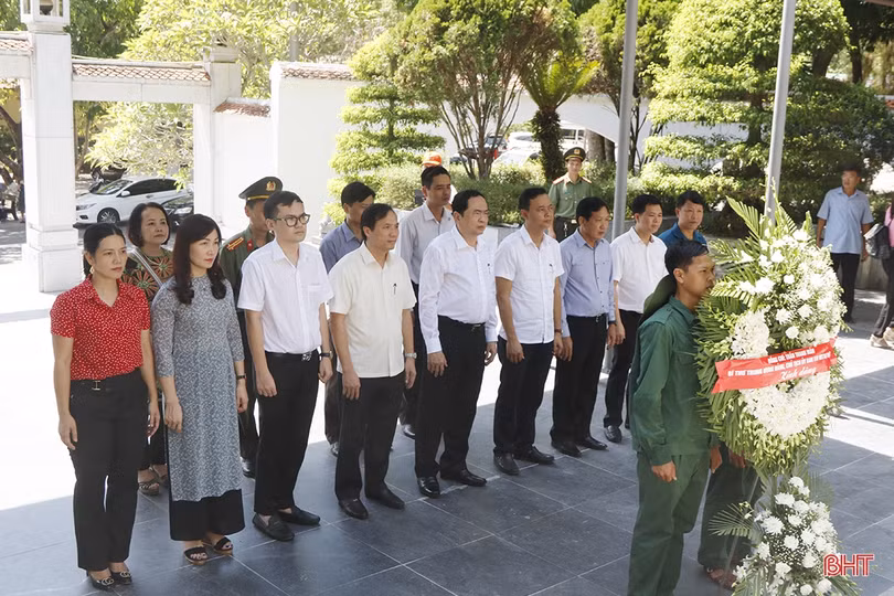 Chủ tịch Ủy ban Trung ương MTTQ Việt Nam tặng quà các gia đình chính sách tại Hà Tĩnh