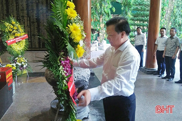 Bộ trưởng Bộ Tài chính dâng hương tại Khu di tích Ngã ba Đồng Lộc