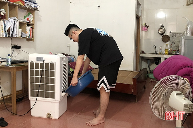 Người thuê trọ ở Hà Tĩnh chật vật trong những căn phòng như... “lò bát quái”!