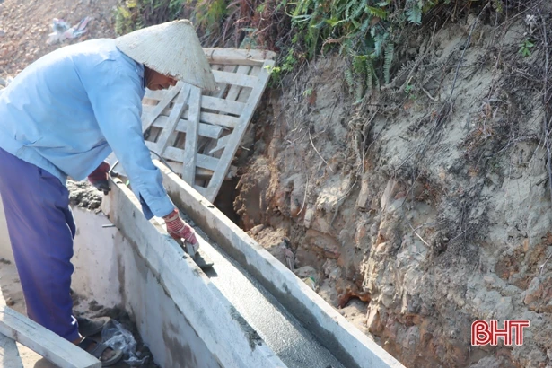 Thợ xây quên nắng nóng, chạy đua “thay áo mới” cho nghĩa trang liệt sỹ ở Hà Tĩnh