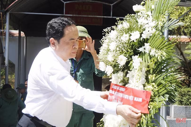 Chủ tịch Ủy ban Trung ương MTTQ Việt Nam tặng quà các gia đình chính sách tại Hà Tĩnh