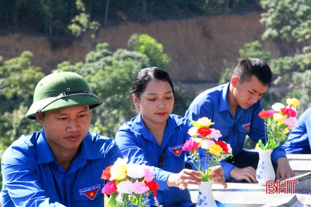Tuổi trẻ Hương Sơn dâng hơn 1.100 bó hoa tươi thắm lên các phần mộ liệt sỹ