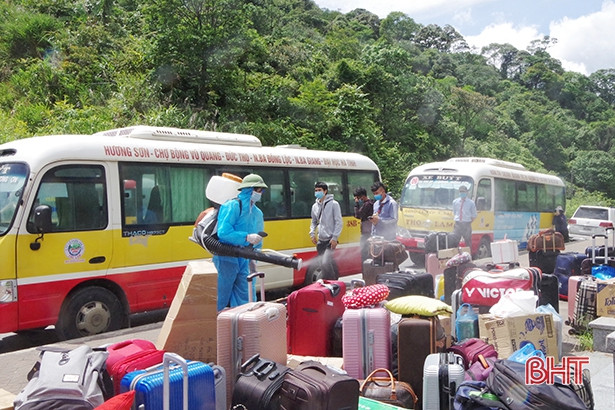 Tiếp nhận, cách ly tập trung hơn 600 sinh viên Lào trở lại Hà Tĩnh học tập