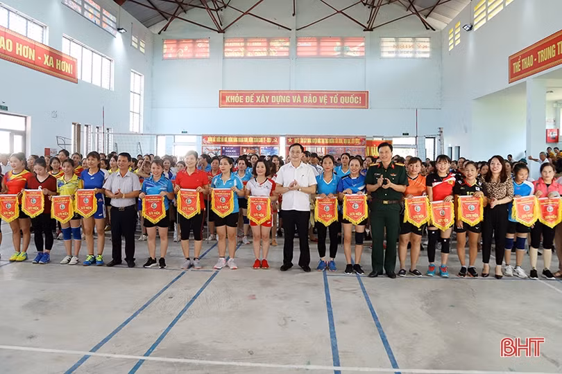 220 vận động viên tham gia Giải bóng chuyền nữ huyện Đức Thọ