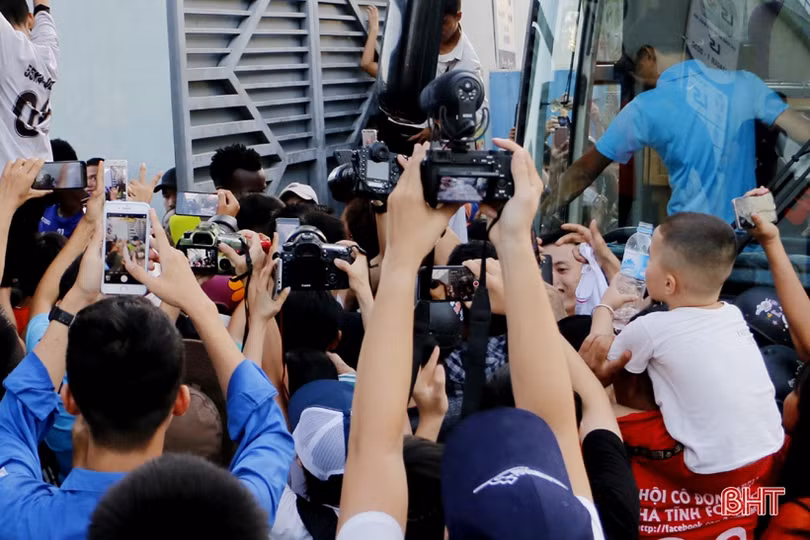 Tiến Dũng, Công Phượng hào hứng trên sân Hà Tĩnh