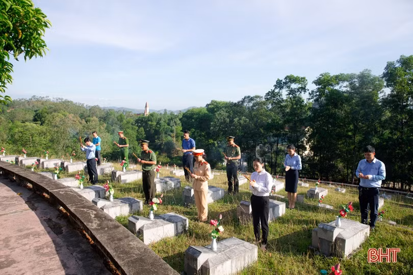 Eximbank trao 26 suất quà cho gia đình chính sách huyện Hương Sơn