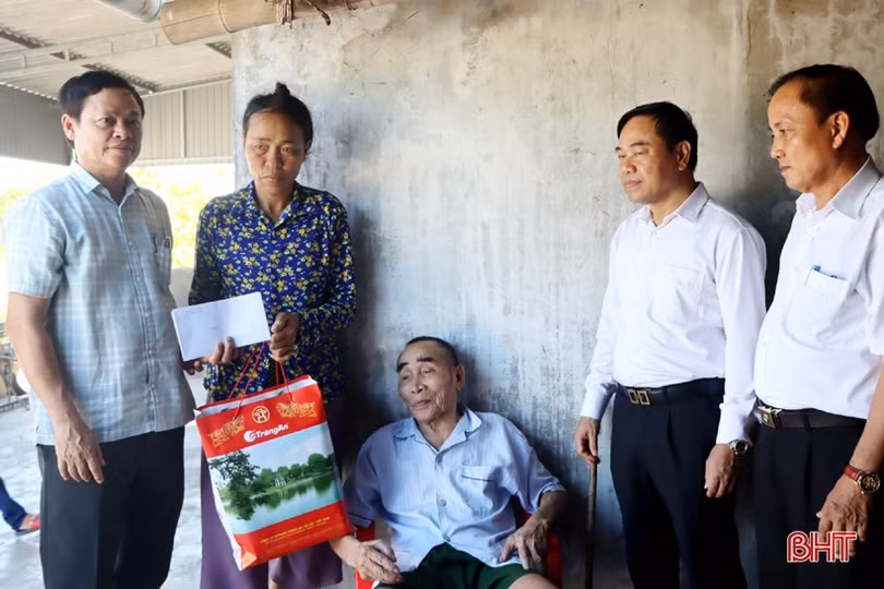 Trưởng ban Dân vận Tỉnh ủy tặng quà gia đình chính sách tại Cẩm Xuyên
