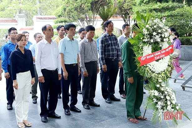 Tập đoàn Xăng dầu Việt Nam trao ủng hộ tôn tạo Khu di tích Ngã ba Đồng Lộc